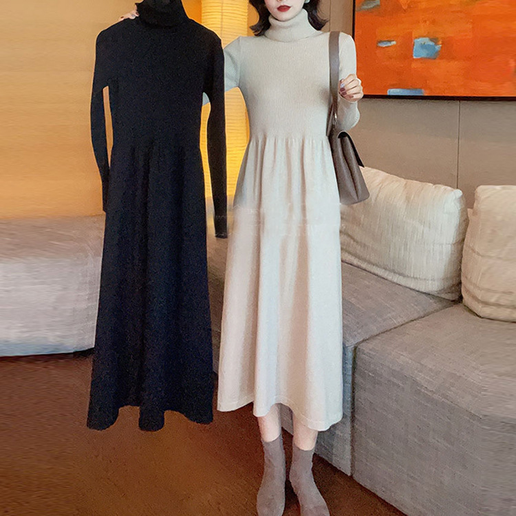 Mid-length elegant style with half-high collar A knit dress with a base