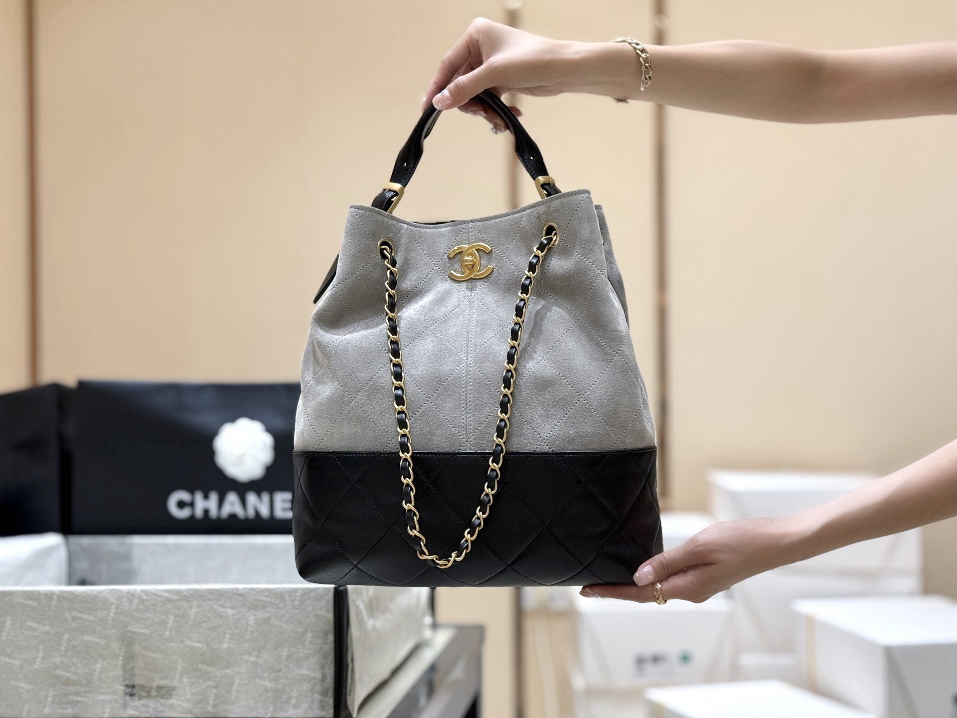 Chanel 25A High-end Handicraft Workshop Suede Colorblock Vertical Hobo AS5636 00158