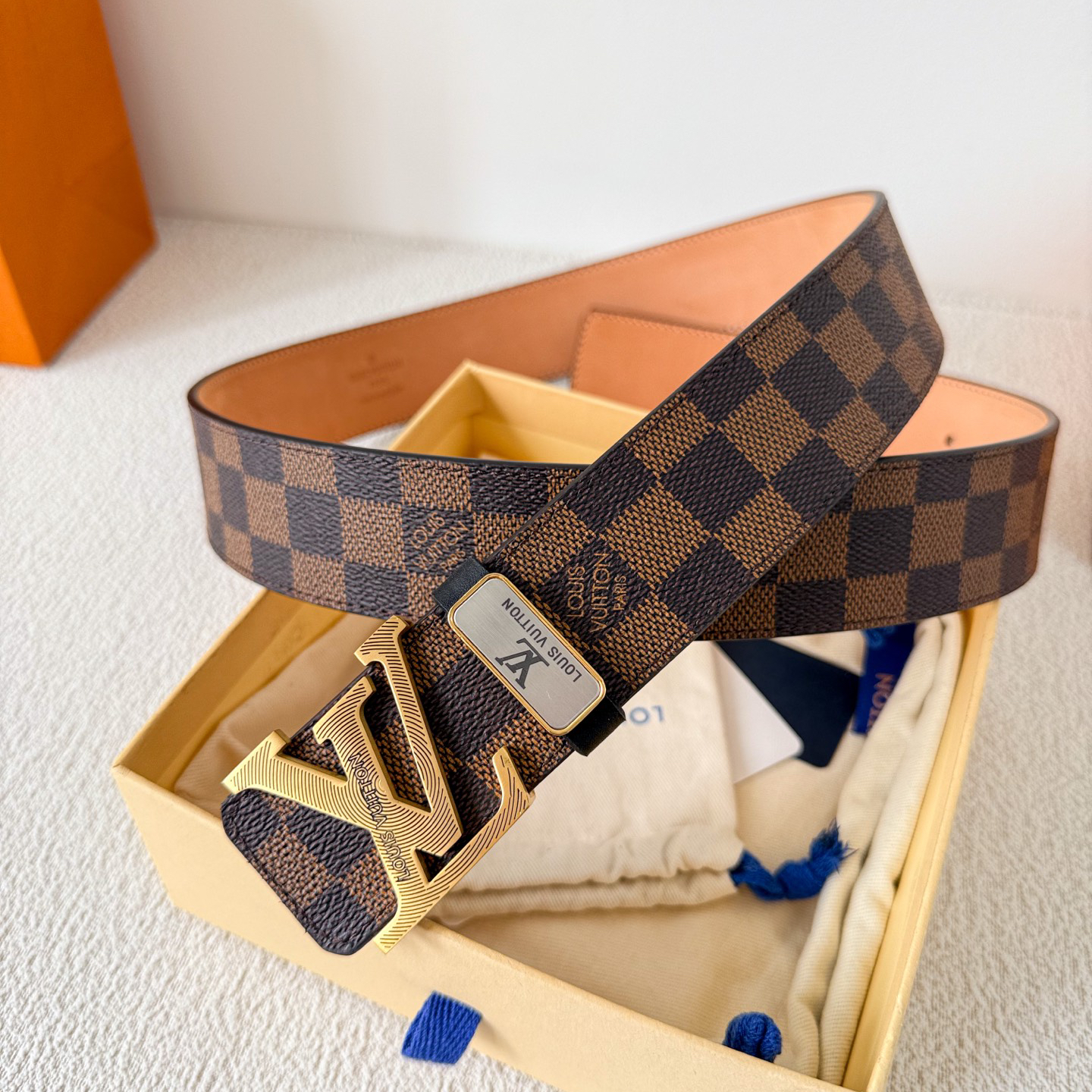 Louis Vuitton carved buckle belt with monogram, 3.8cm width