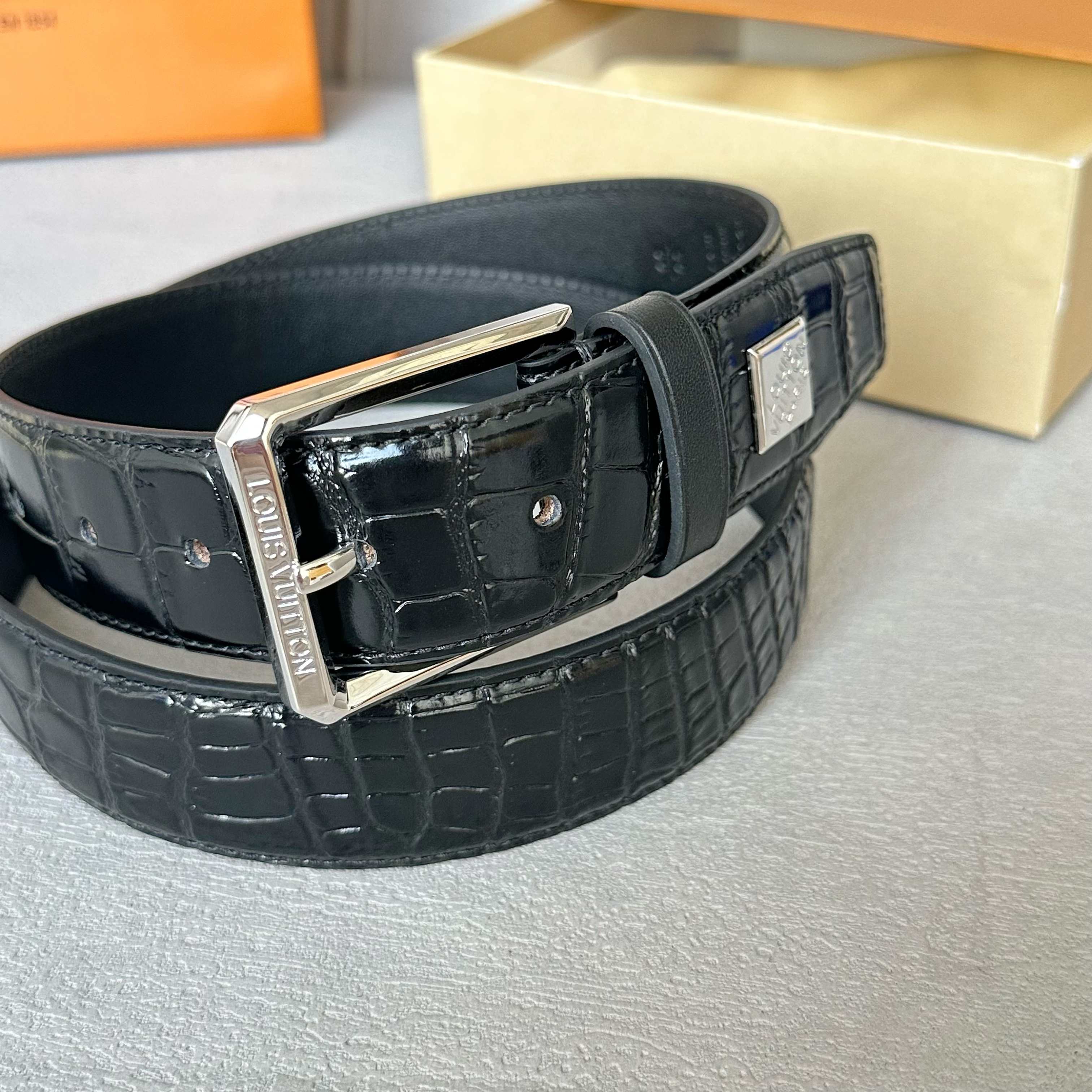 Louis Vuitton Crocodile Pattern Pin Buckle Men's Belt 3.5CM
