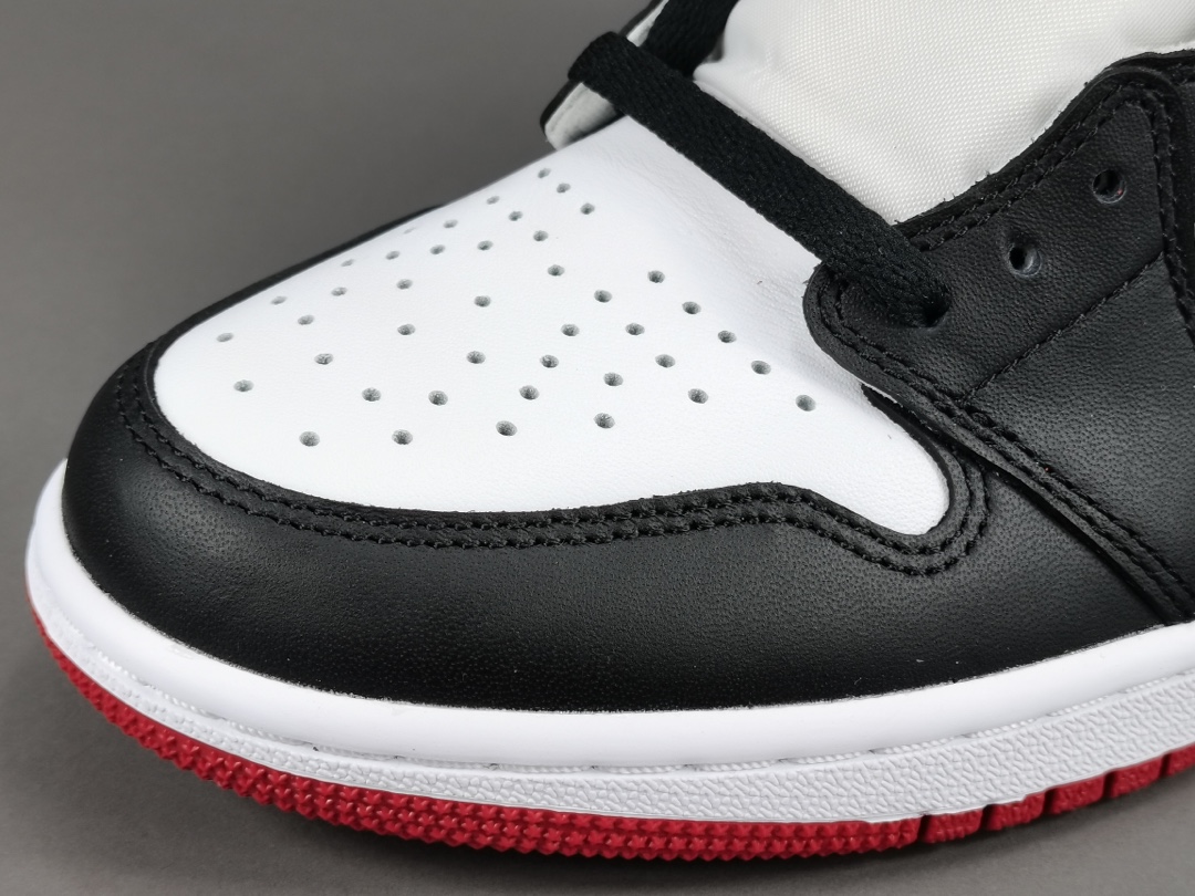 Air Jordan 1 Retro High OGBlack Toe555088-125