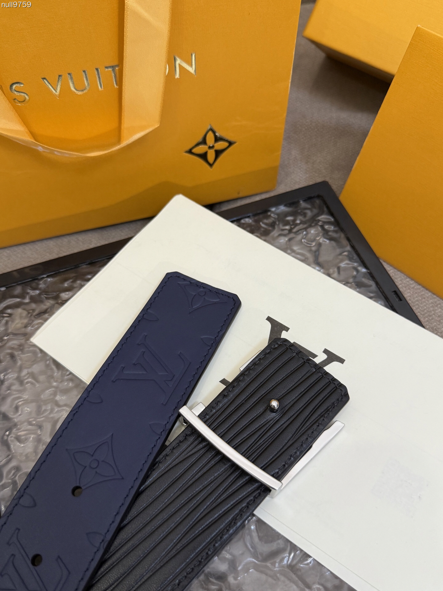Louis Vuitton Monogram embossed double-faced cowhide belt, 4CM wide