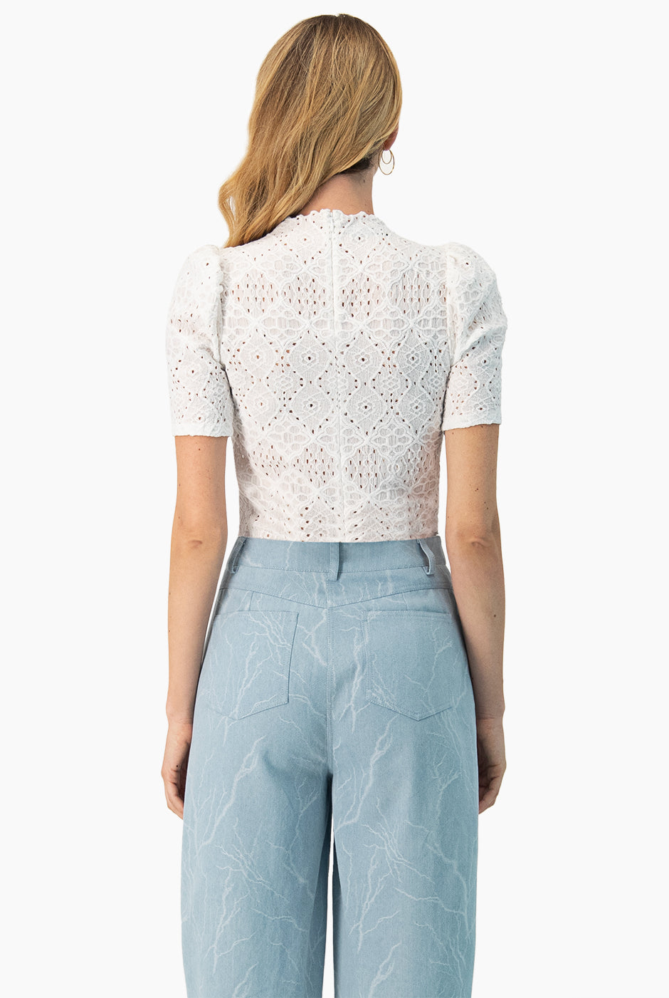 Blusa blanca de manga abullonada
