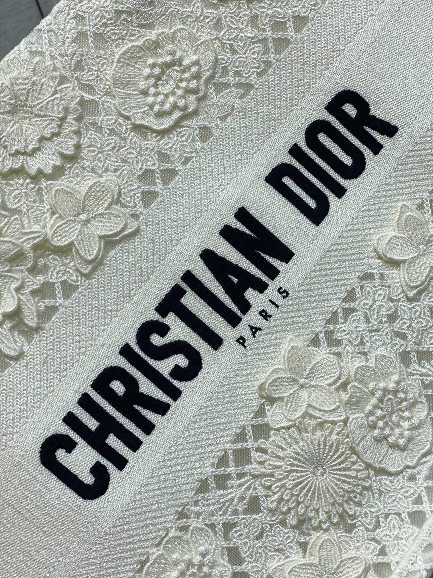 Dior embroidered tote bag medium