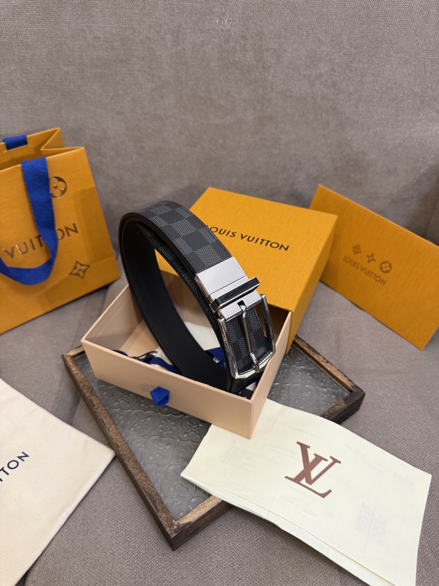 Louis Vuitton embossed cowhide double-sided men's belt, 3.5cm wide