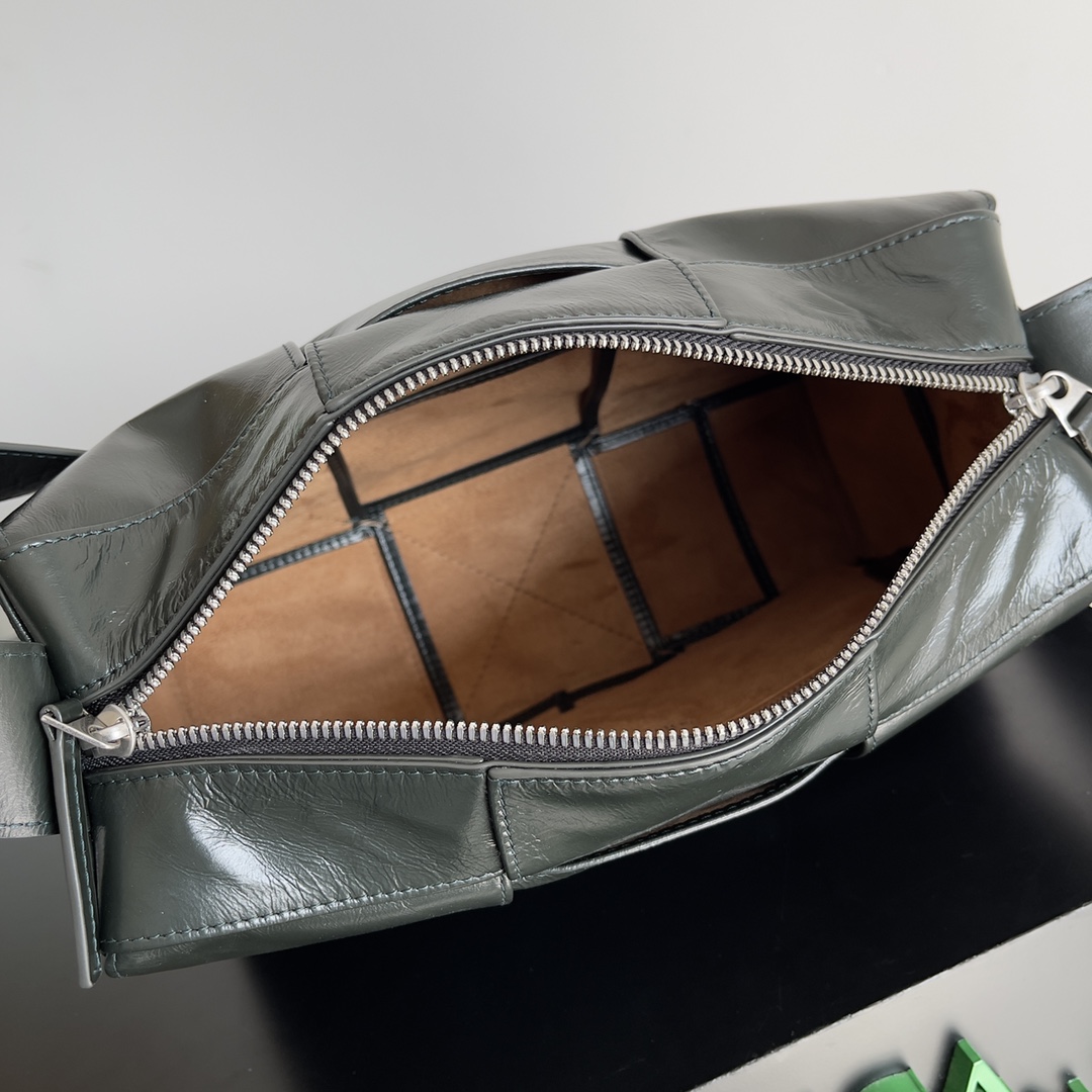 Bottega Veneta 2023 Early Spring Series Arco Camera Bag 731165