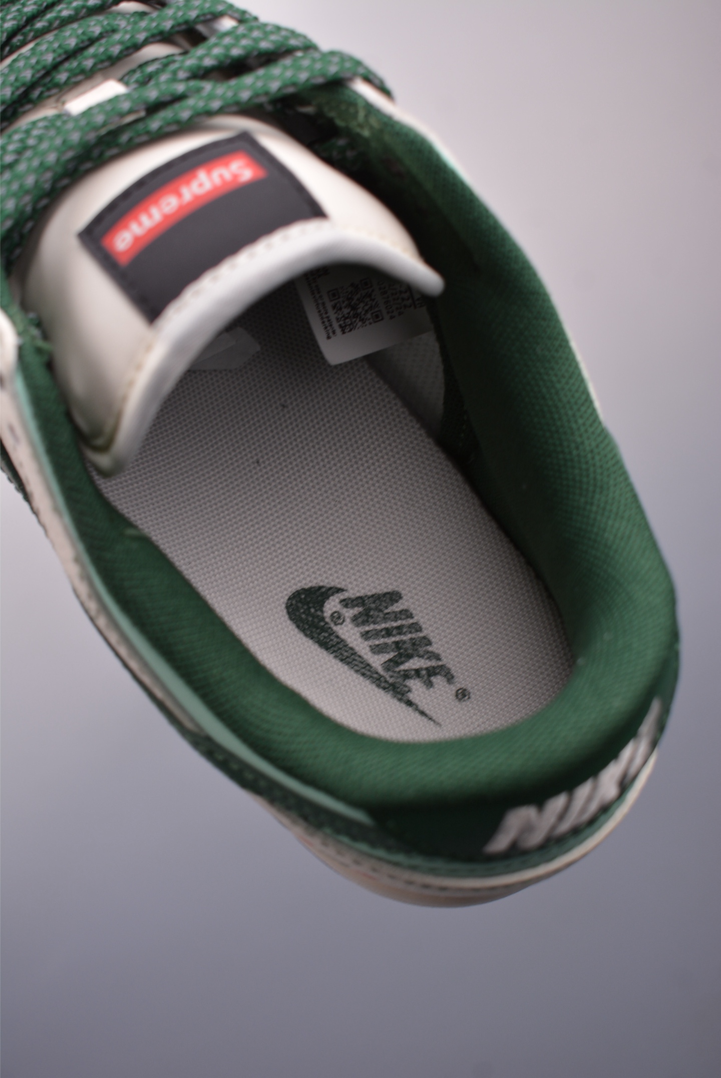 Supreme x Nike SB Dunk Low sneakers off-white green color logo FC1668-222