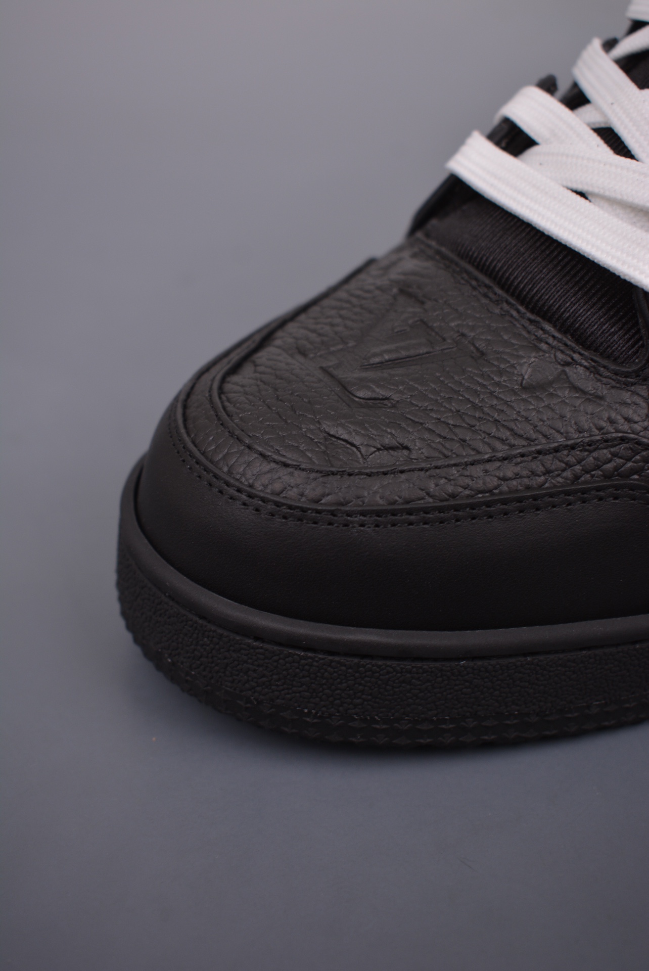 Louis Vuitton Trainer Sneaker Low Black and White Embossed 1AAREW