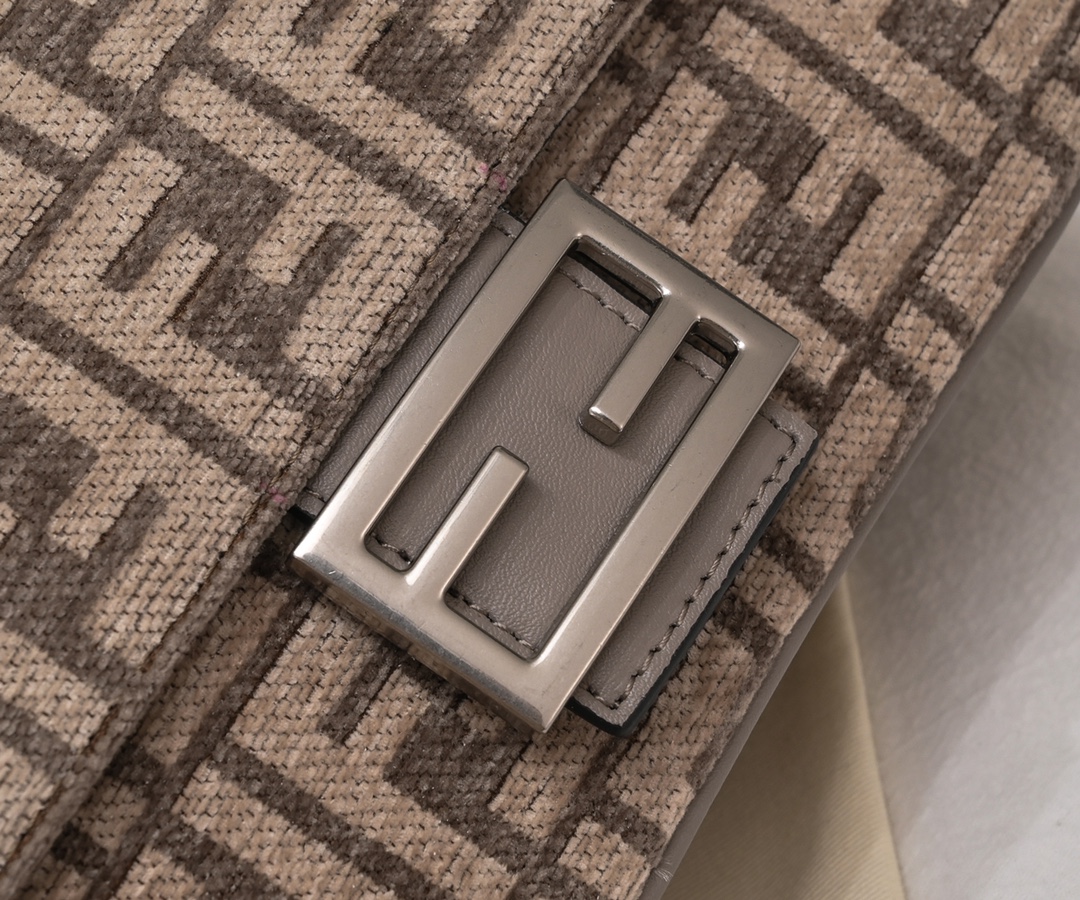 FENDI conic Baquette chain bag 6601