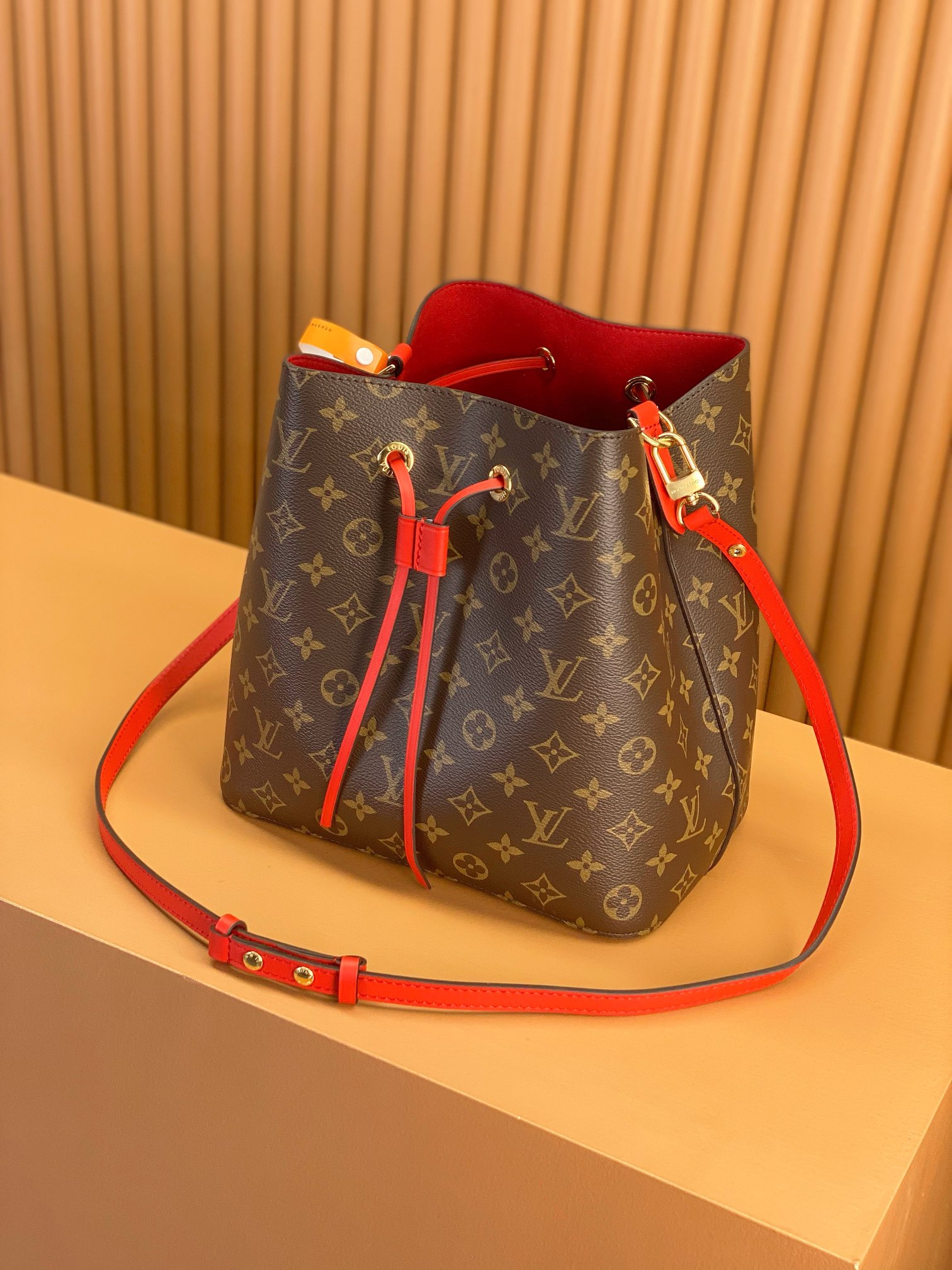 Louis Vuitton NÉONOÉ Medium Handbag M44021