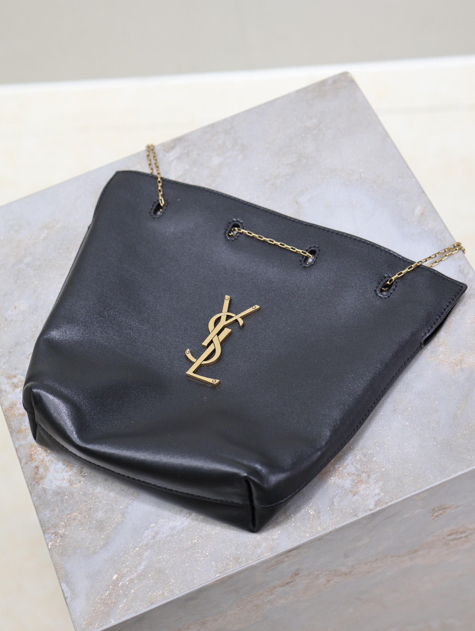 Yves Saint Laurent POCHON bucket bag 801070