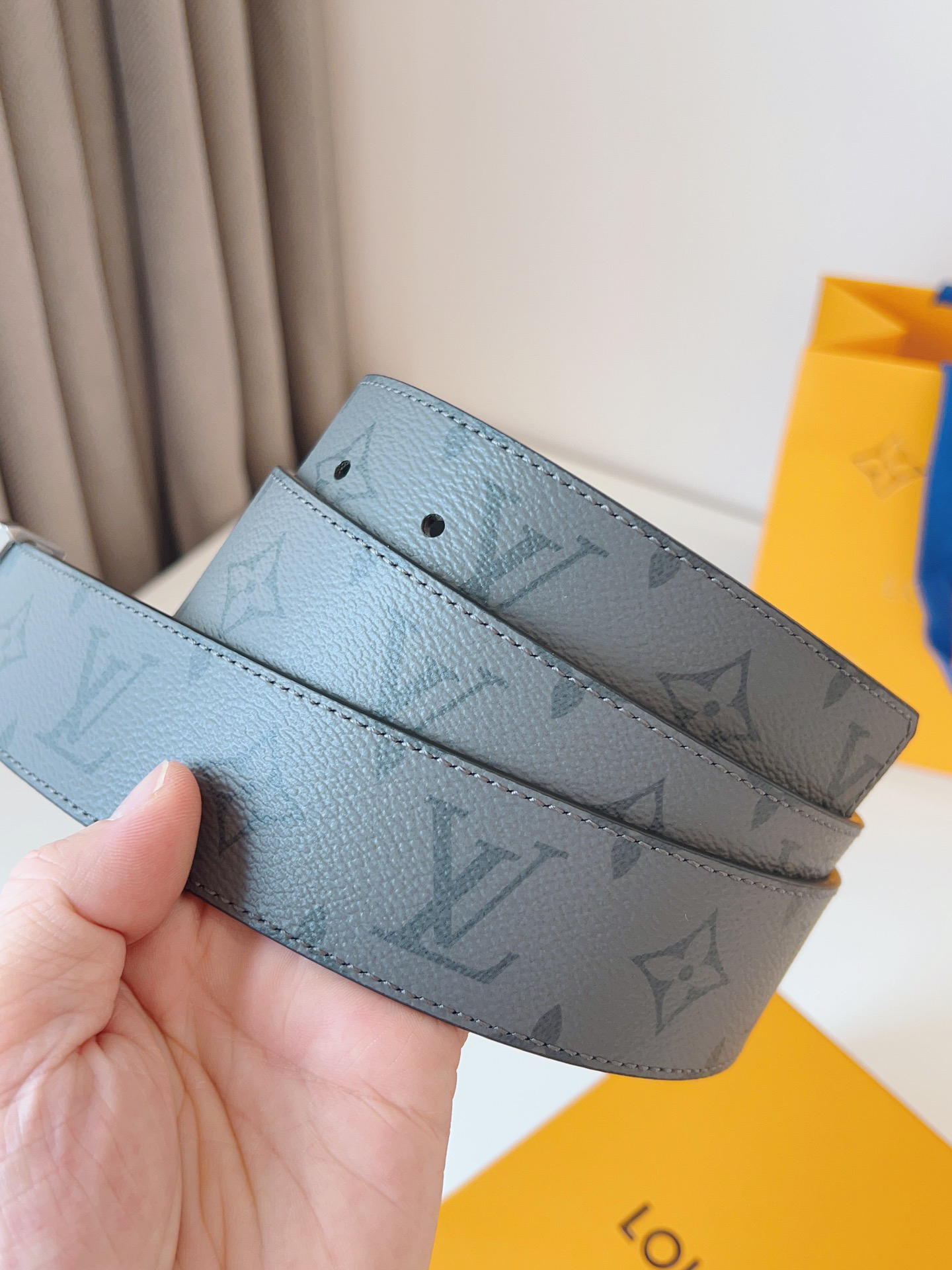 Louis Vuitton double-sided men's belt with monogram, 4cm width