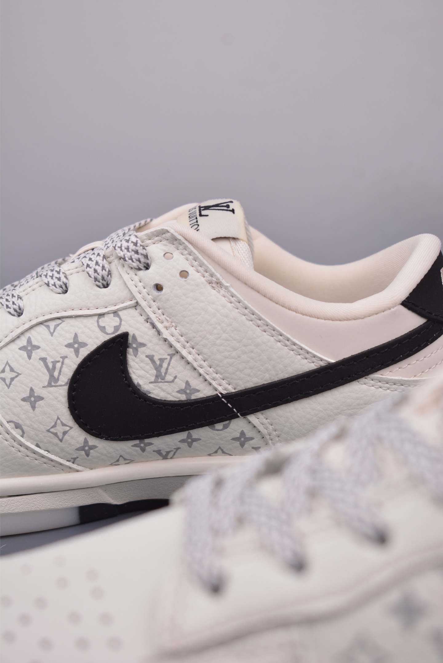 Louis Vuitton x Nike SB Dunk Low sneakers White and Black LV Print CH8311-112