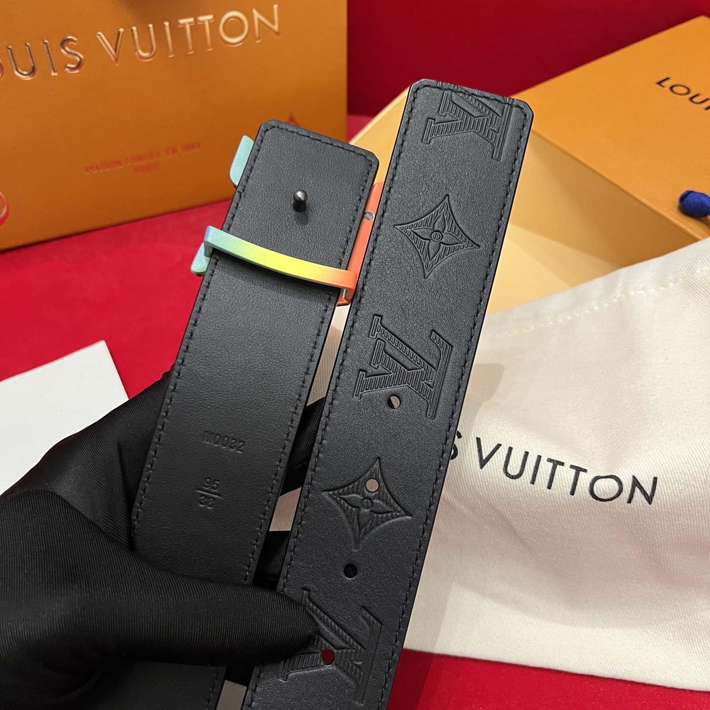 Louis Vuitton embossed leather men's belt, 4cm wide