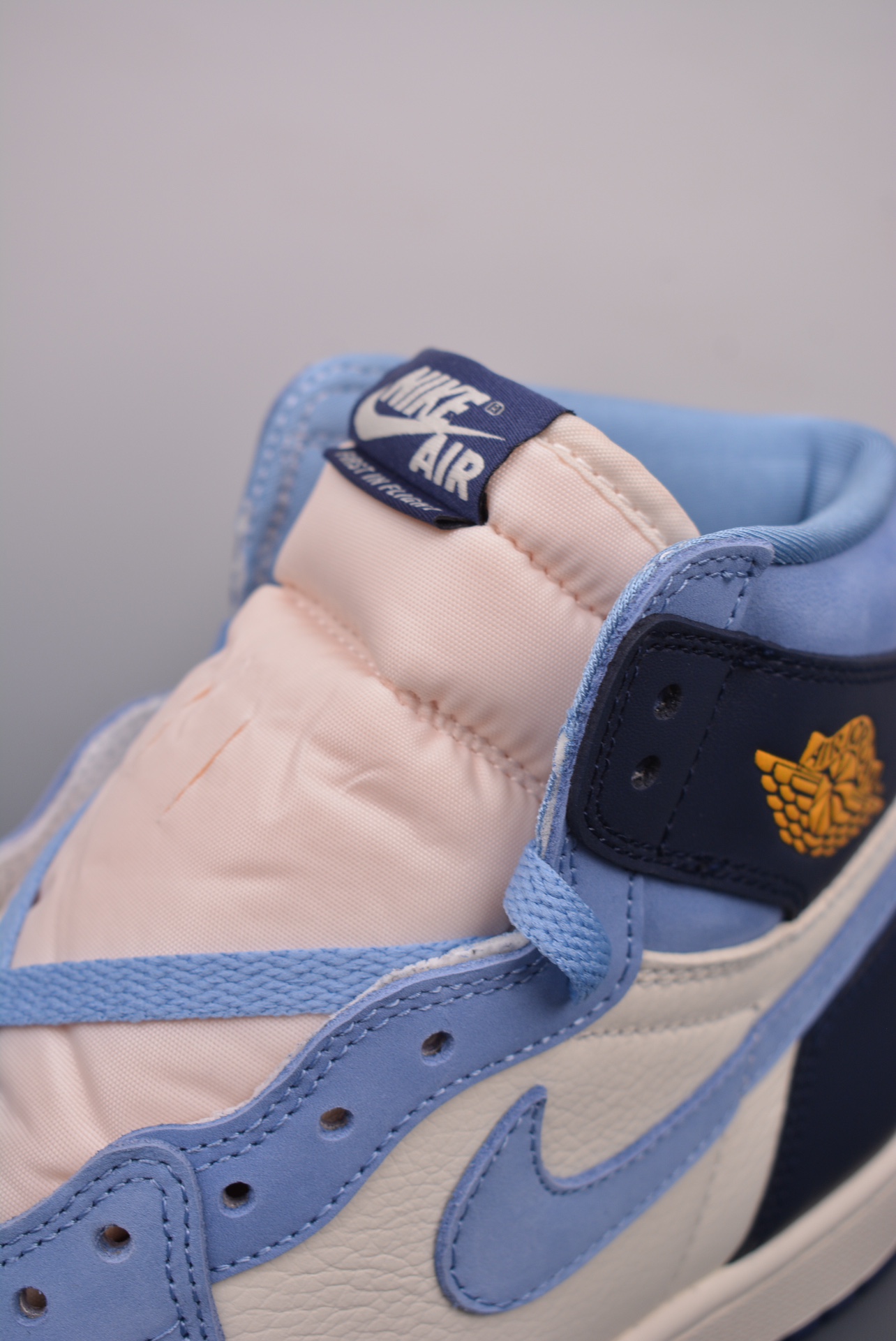 Nike WMNS Air Jordan 1 Retro High OGFirst in Flight FD2596-400