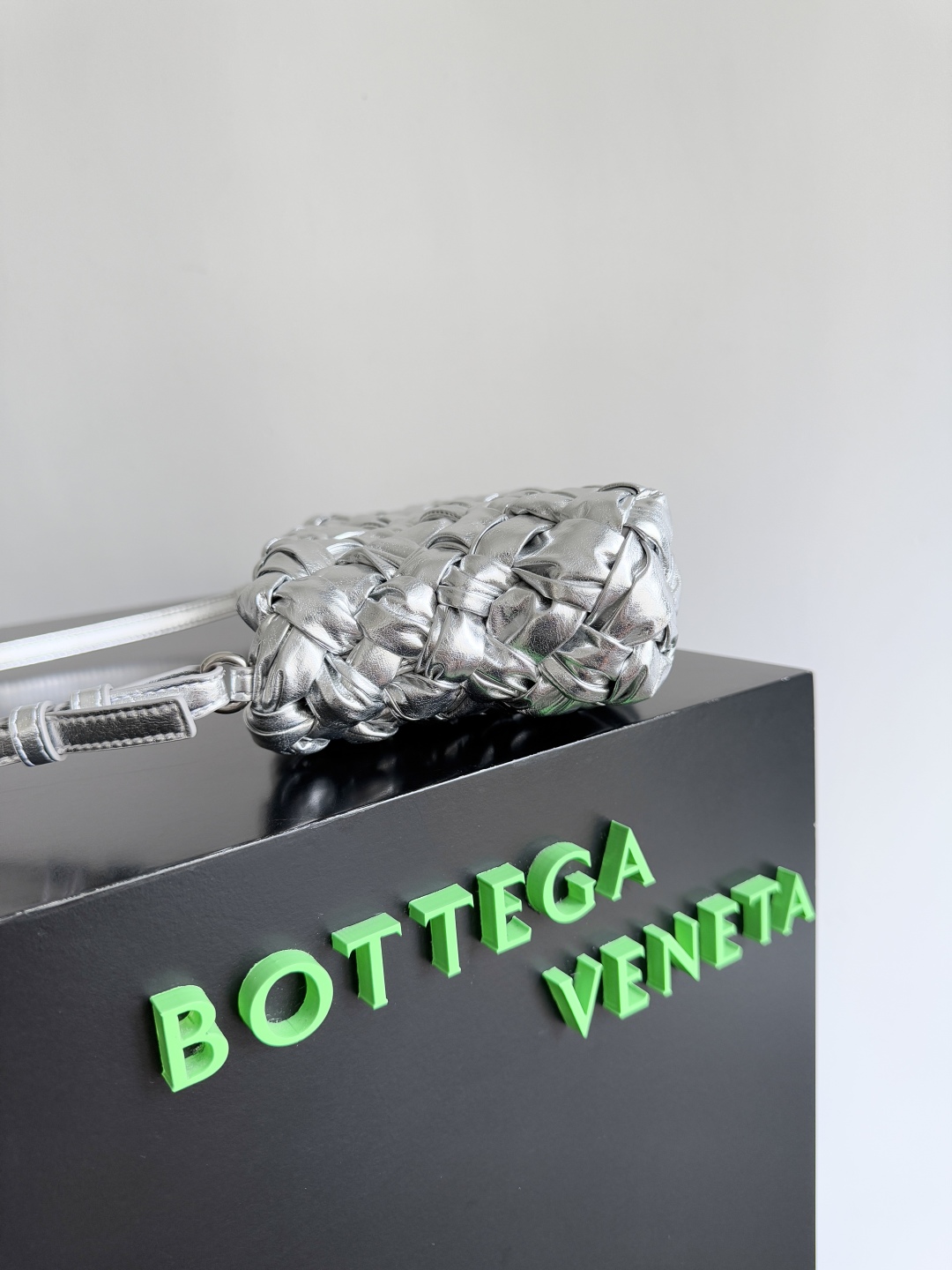 Bottega Veneta Kalimero cha cha woven handbag 785780