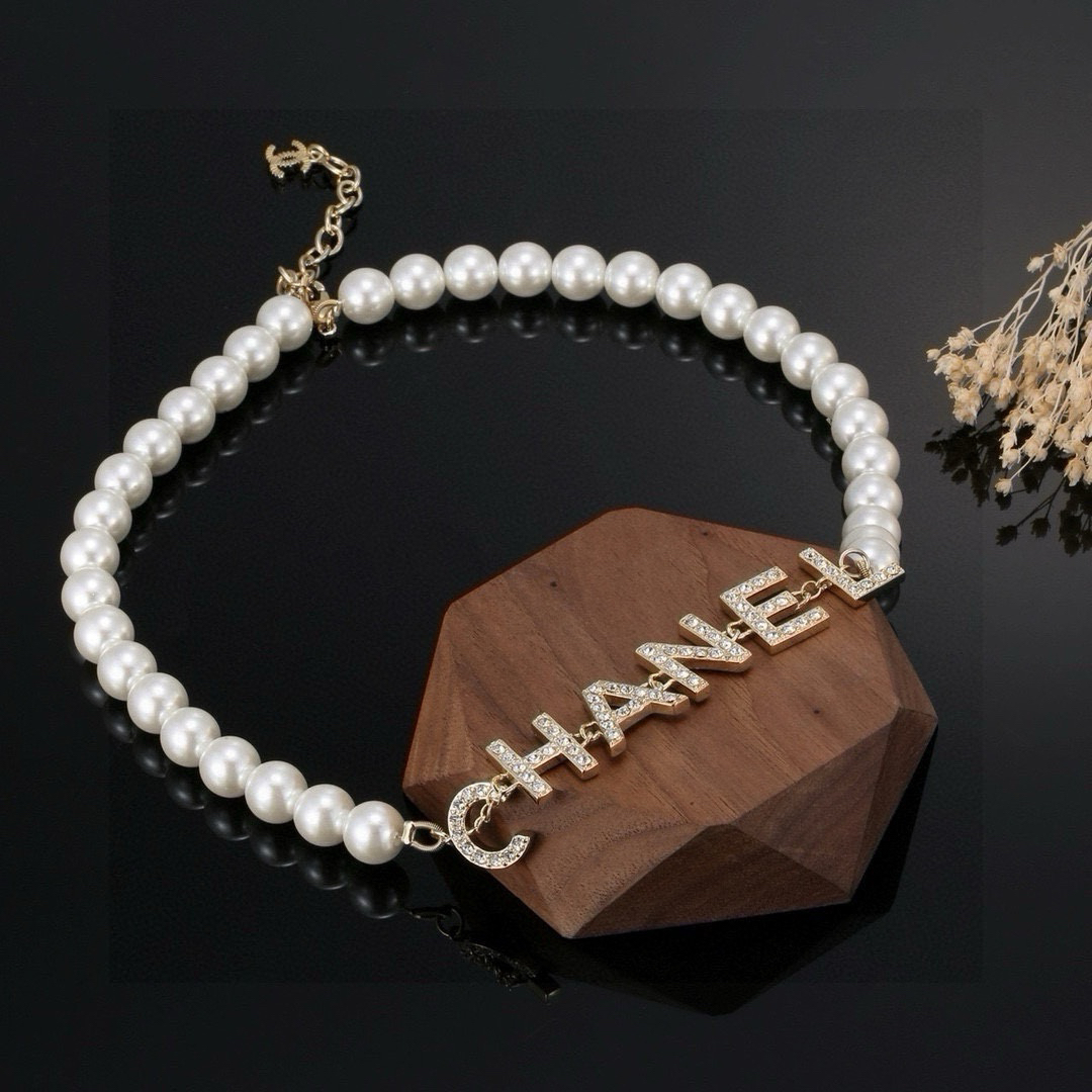 Chanel font diamond pearl necklace