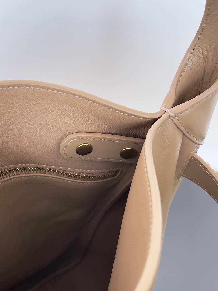 Balenciaga Winter 2024 Collection Bel Air Hobo