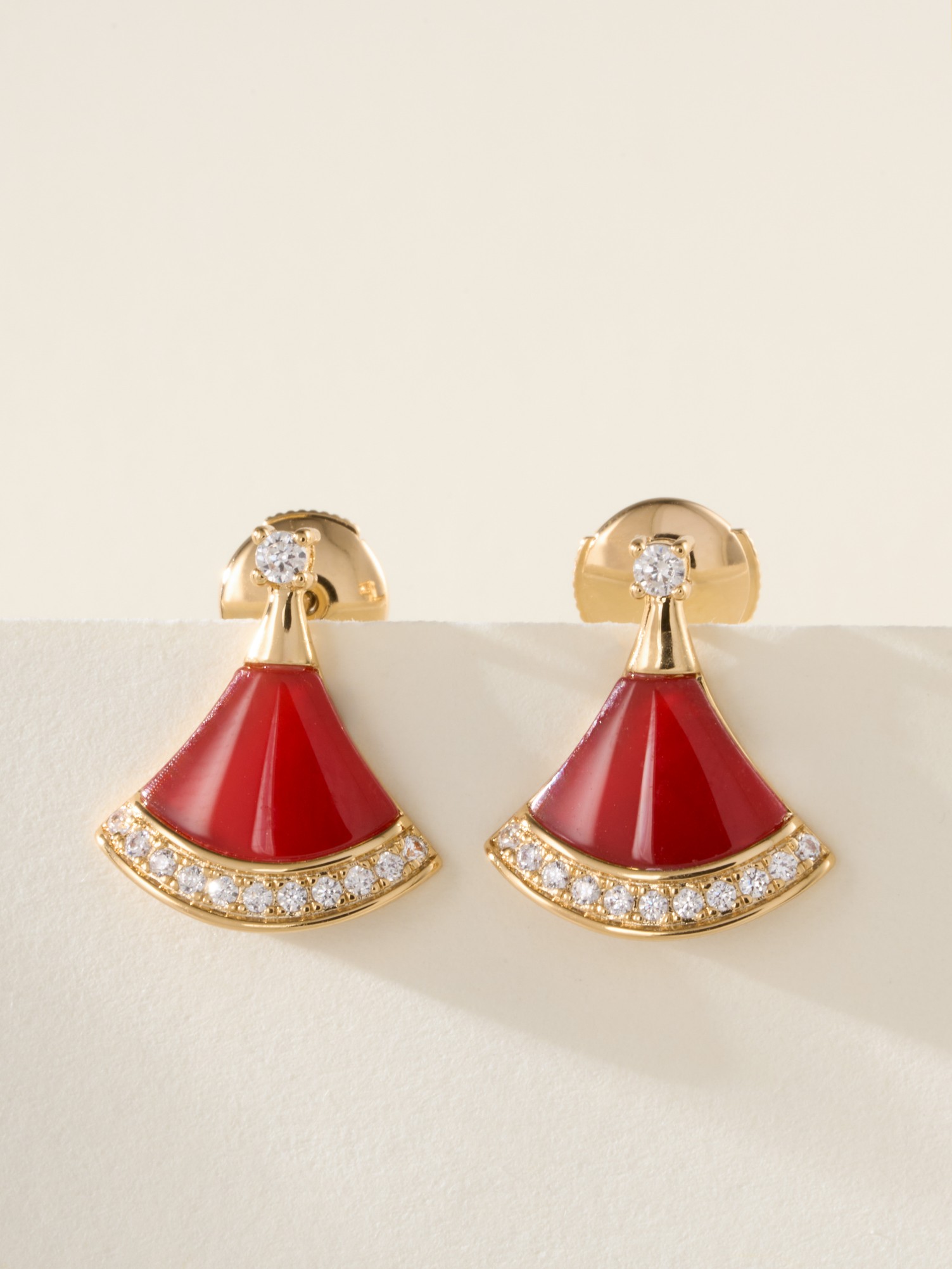 Bulgari DIVAS DREAM series natural stone diamond earrings