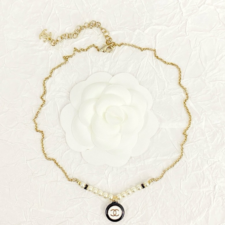 CHAN 24 black and white enamel button pearl necklace