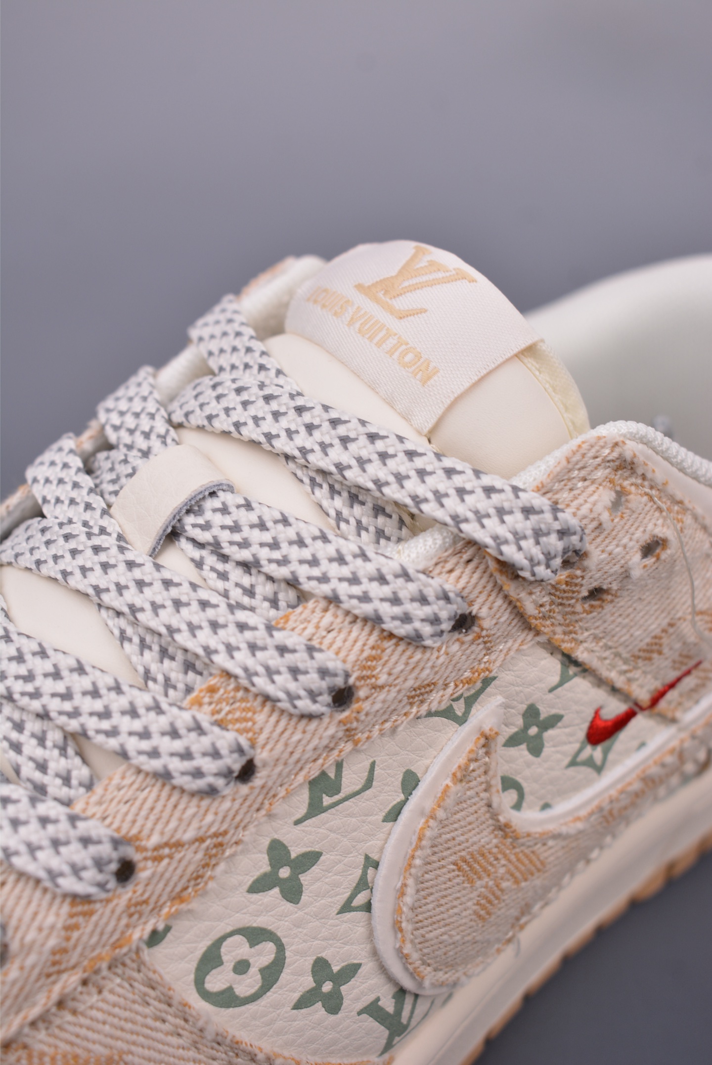 Louis Vuitton x Nike SB Dunk Low   YX5066-352