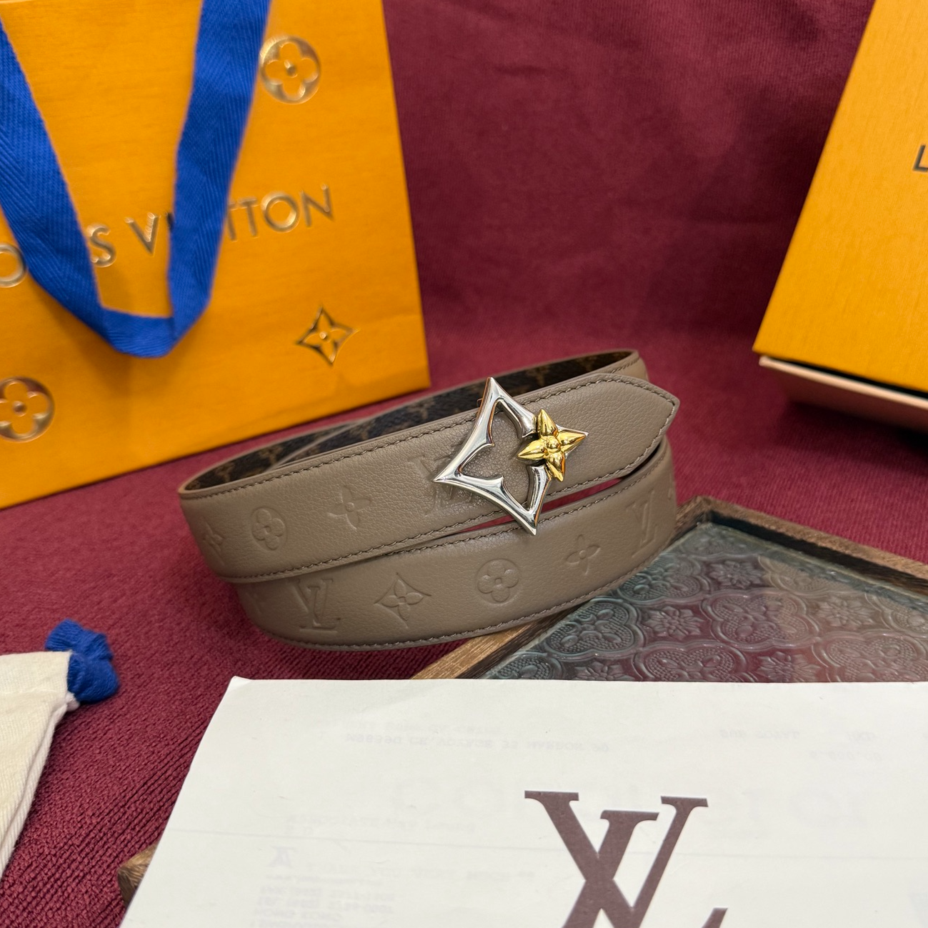 Louis Vuitton embossed double-faced cowhide belt, 3cm wide