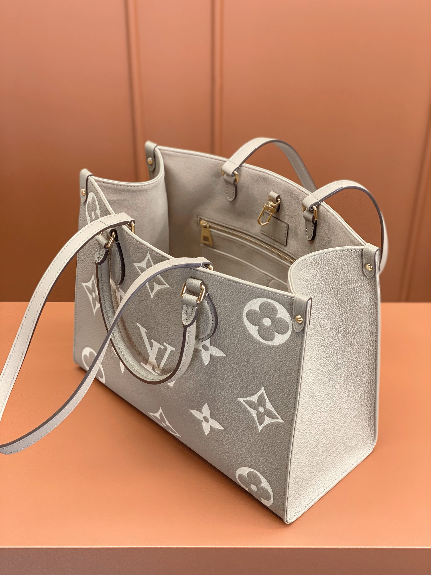 Louis Vuitton ONTHEGO Medium Handbag M45494