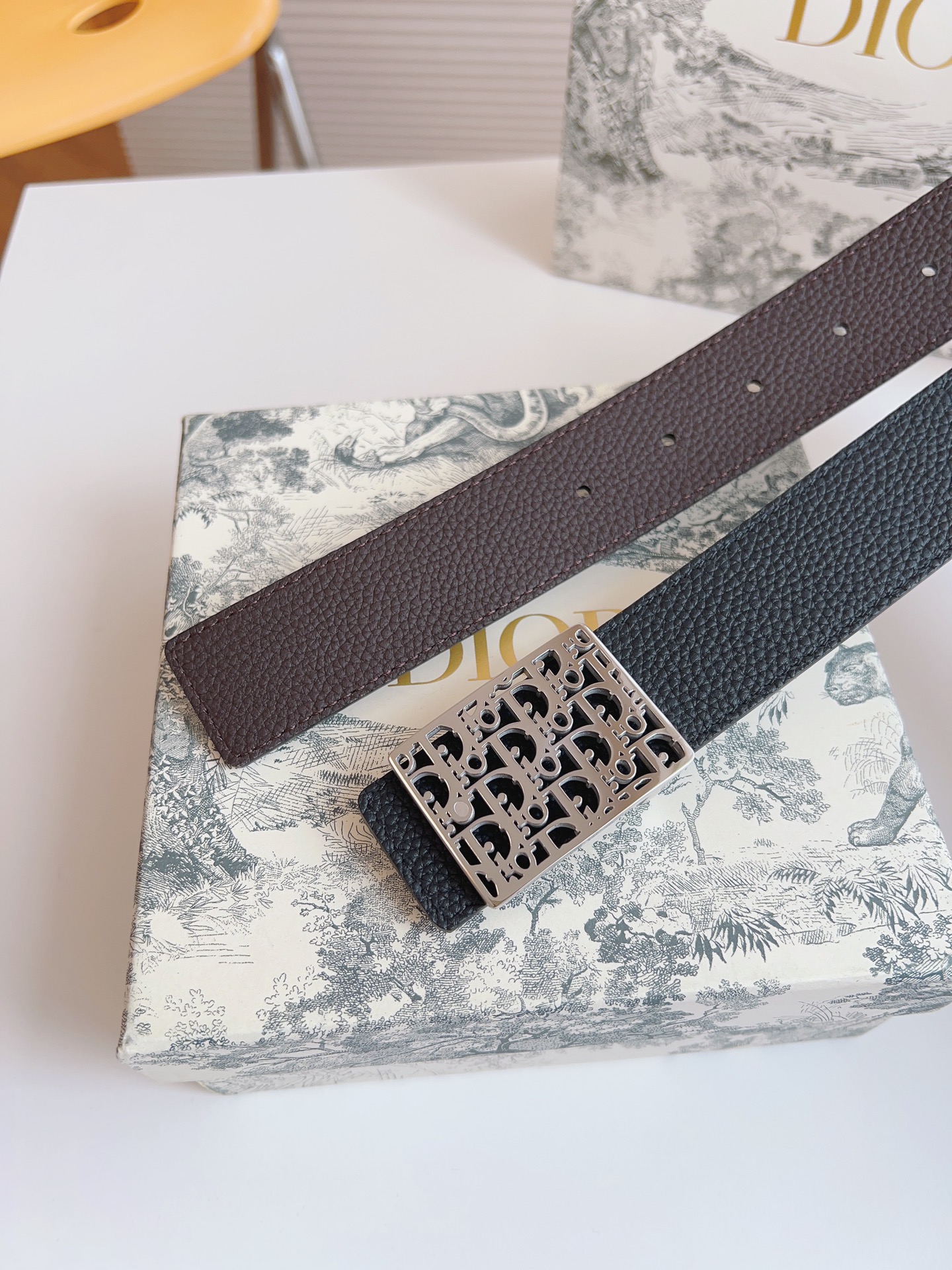 Dior hollow buckle cowhide double-sided belt 3.5CM wide