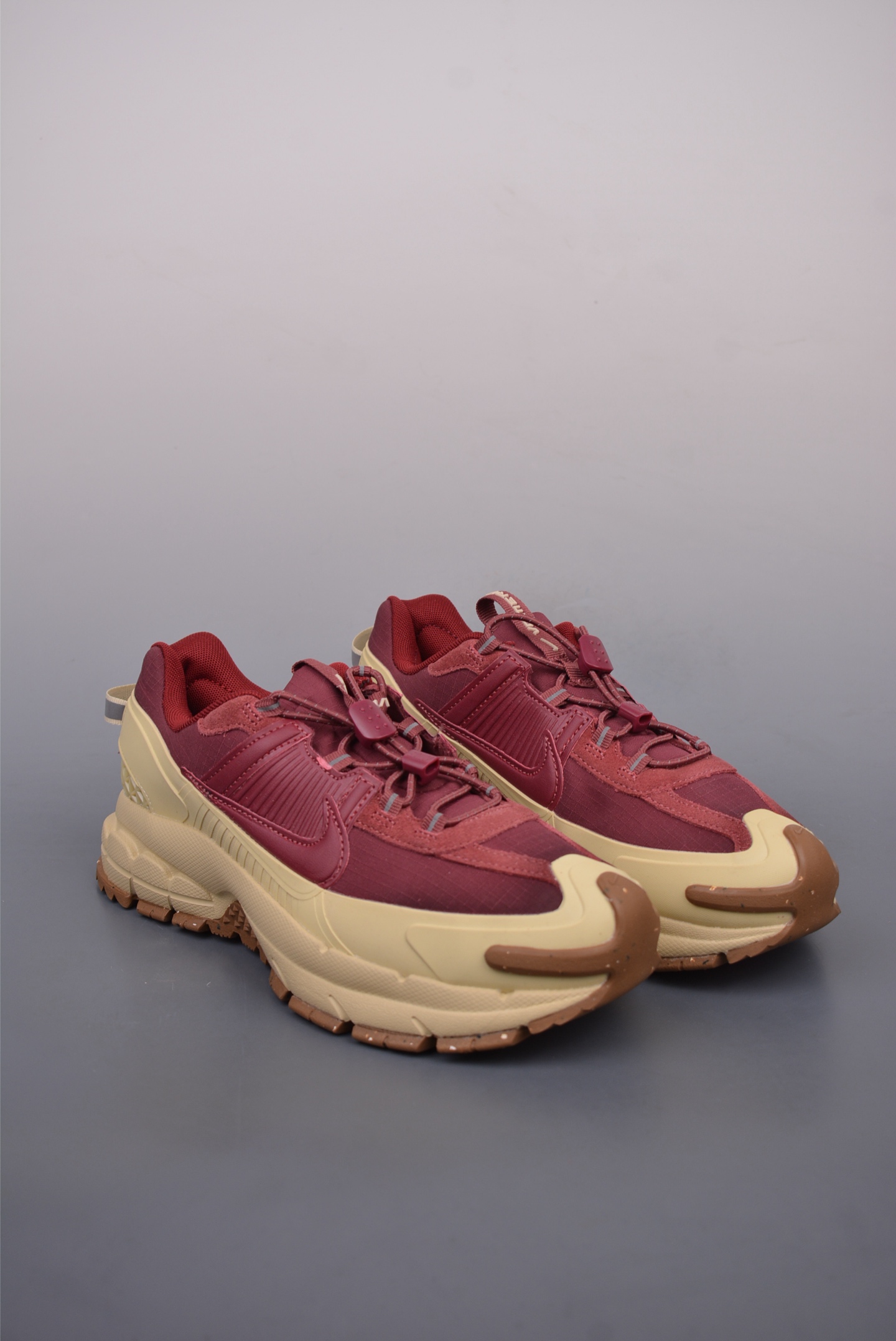 Nike Zoom Vomero 5 RoamTeam Red Gold HQ2181-700