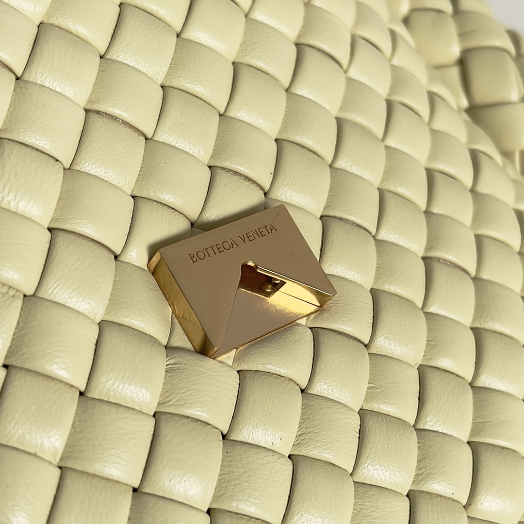 Bottega Veneta mini cobble bag 762711