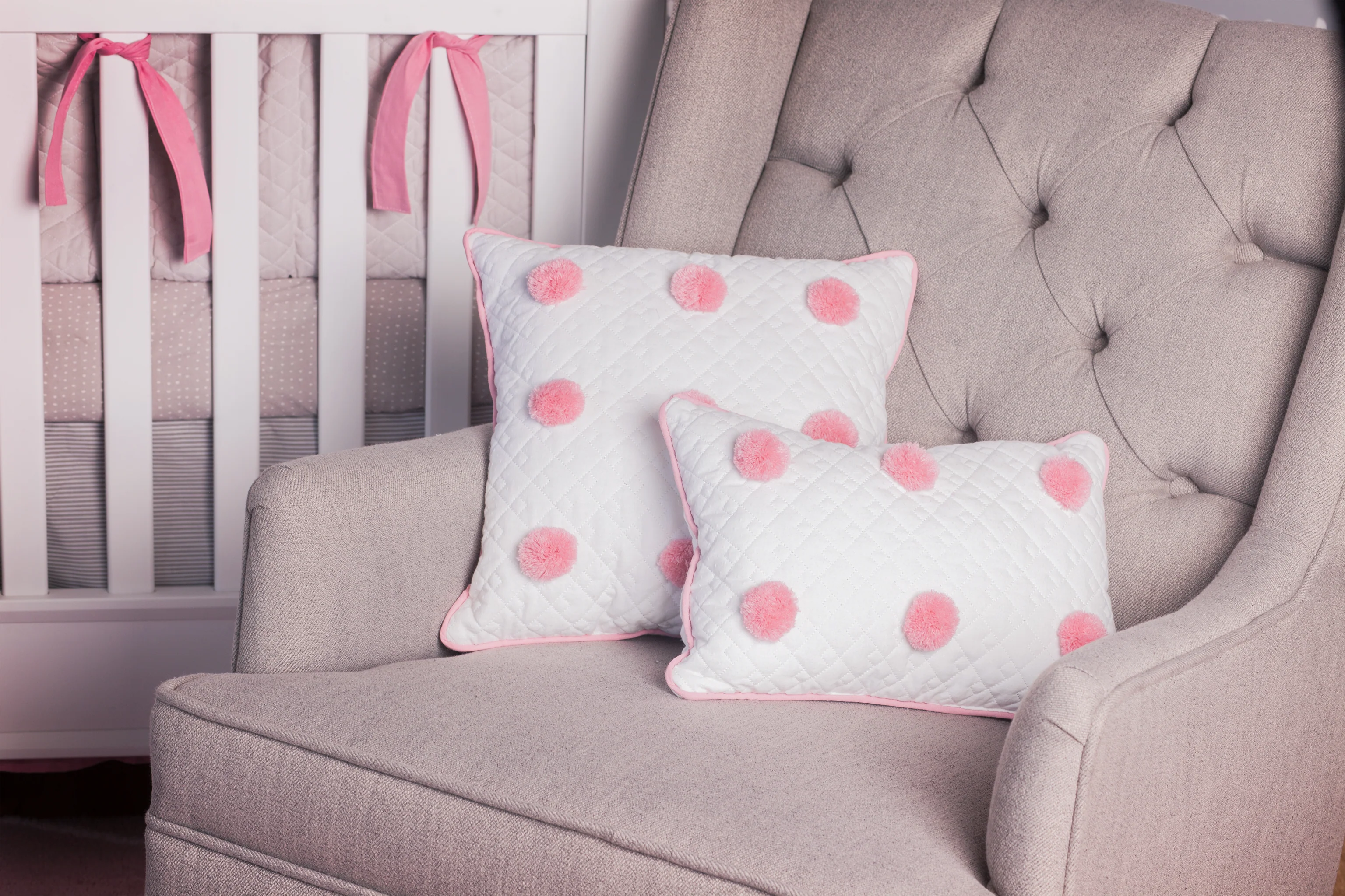 Cojín decorativo cuadrado Blanco Pompón Rosa Palo