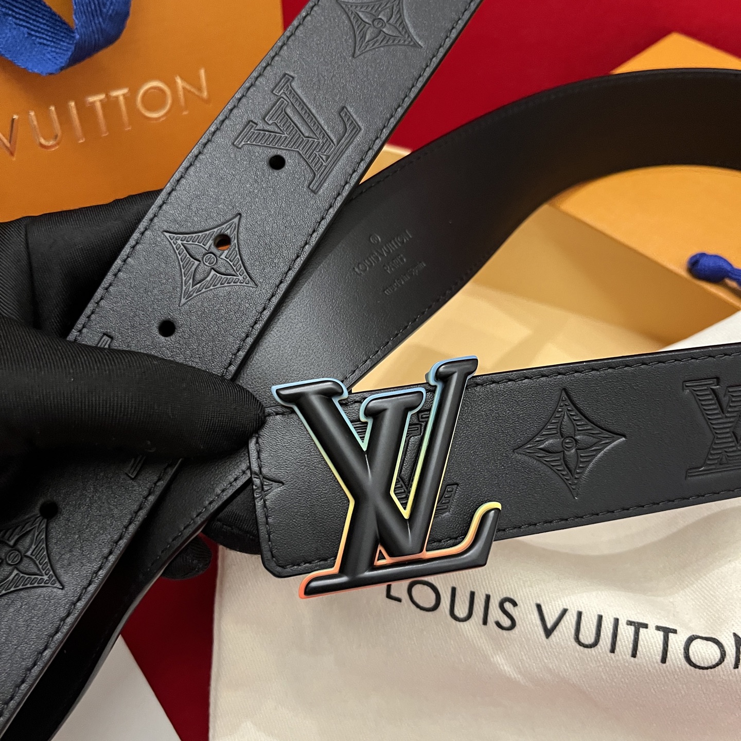 Louis Vuitton embossed leather men's belt, 4cm wide