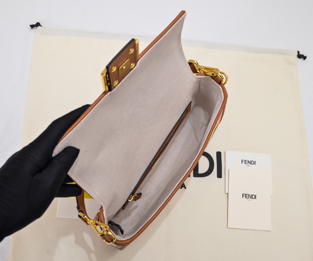 FENDI Baguette Shoulder Bag 1002