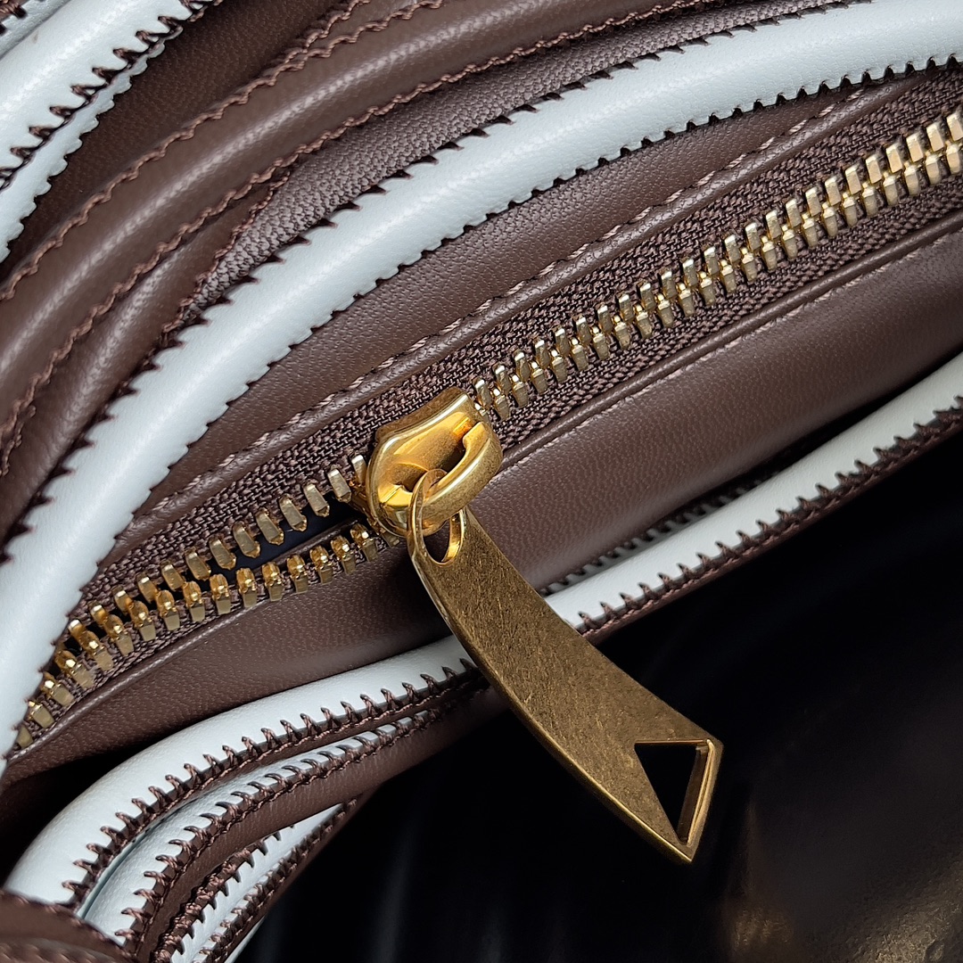 Bottega Veneta tubular leather jodie handbag 755540