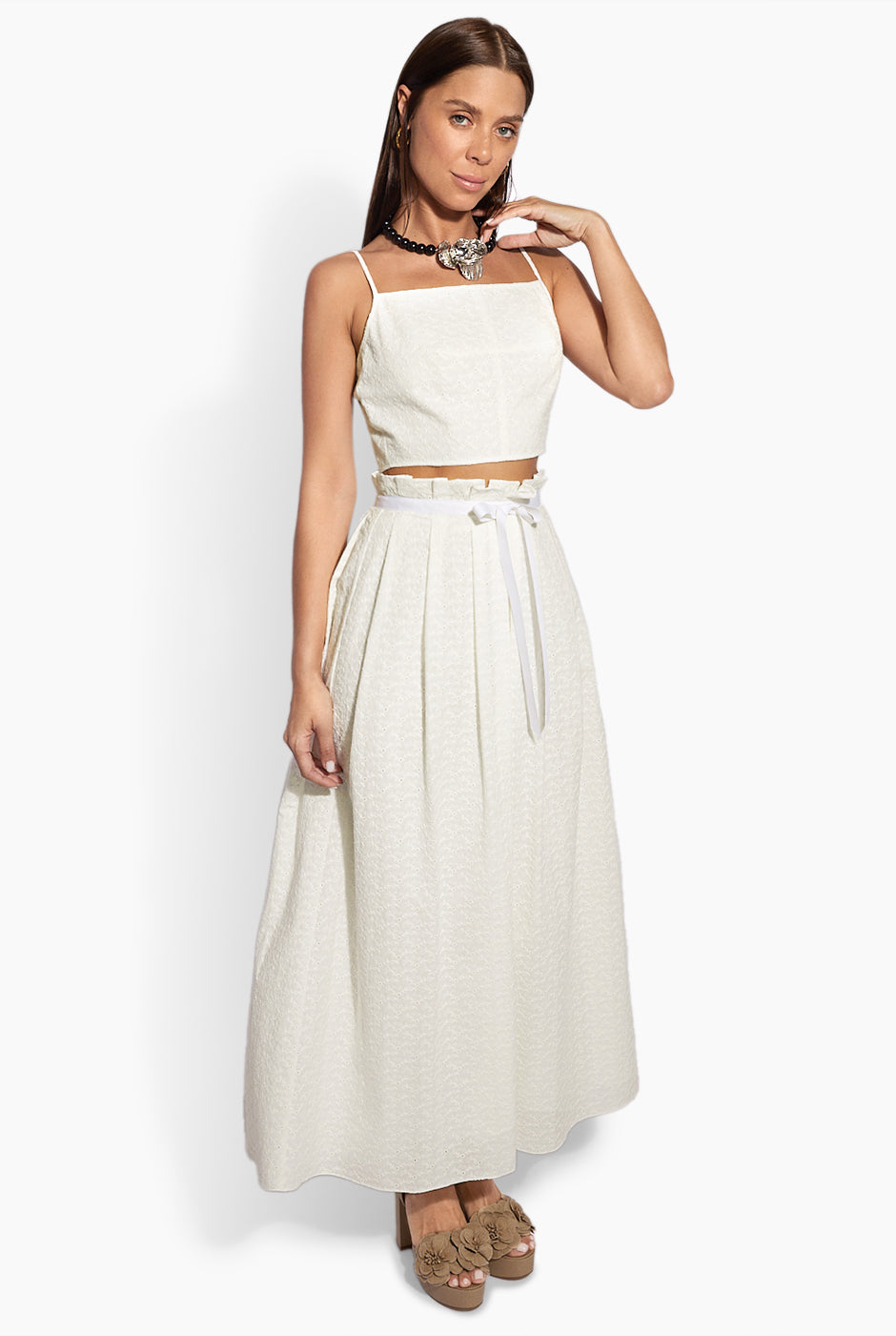Maxi falda en tono blanco con cinta