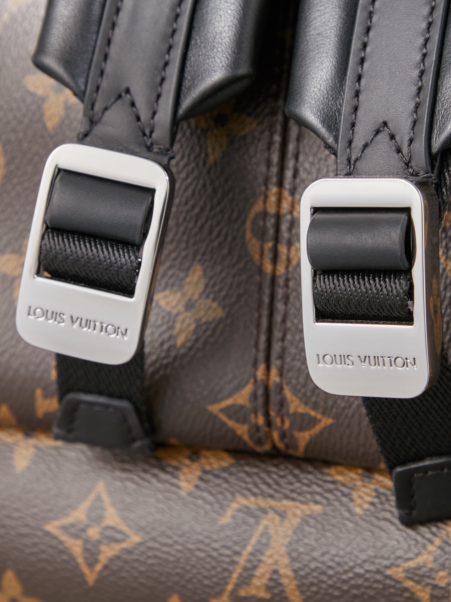 Louis Vuitton Discovery Backpack M46684
