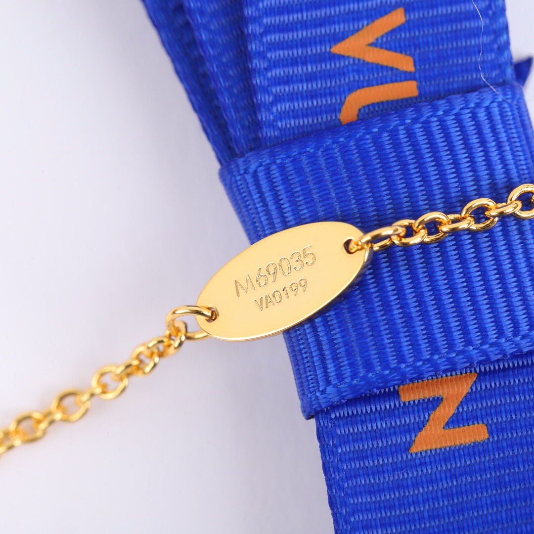 Louis Vuitton Vine Edge Round Pendant Necklace
