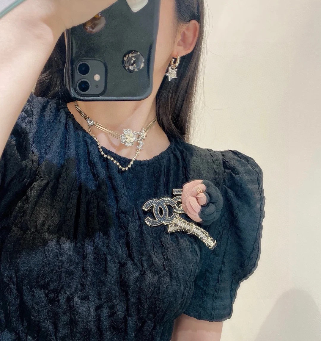 Chanel four-leaf clover star metal chain necklace
