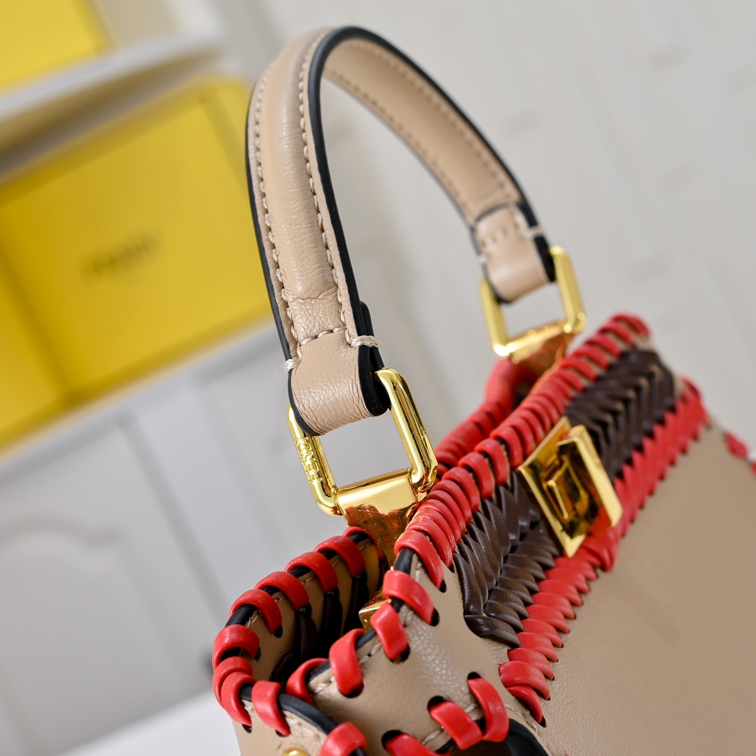 FENDI BAGUETTE Medium Handbag 3373