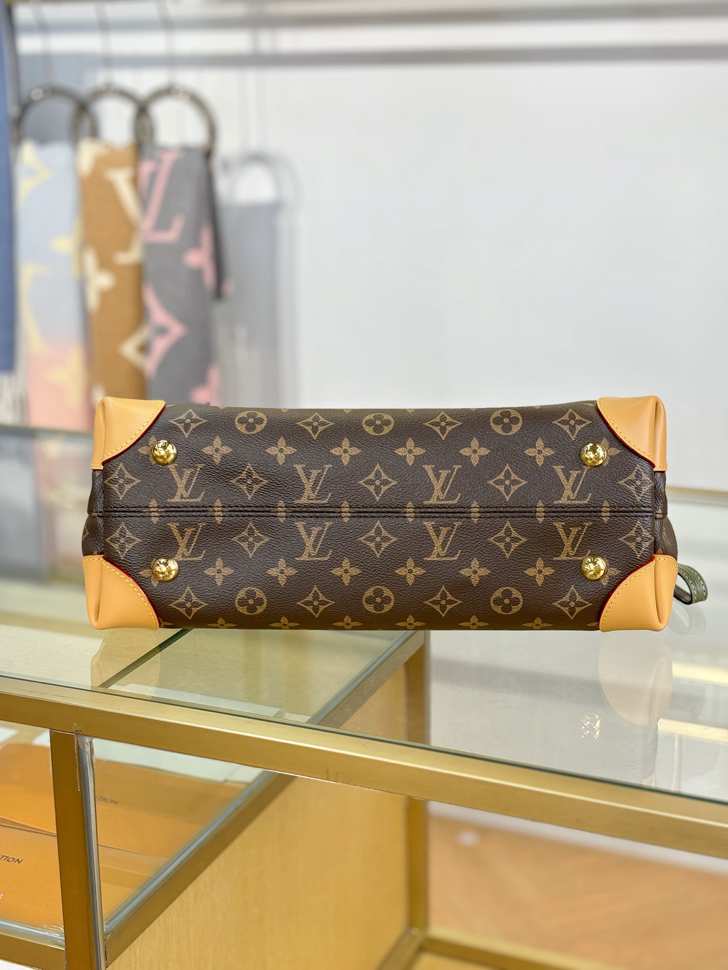 Louis Vuitton HIDE AWAY Medium Handbag M14473