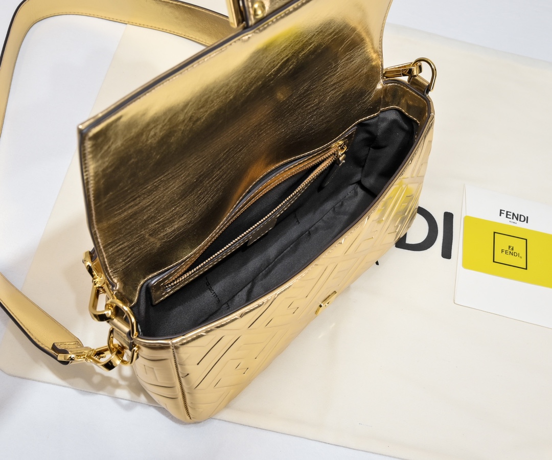 FENDI BAGUETTE handbag 6608