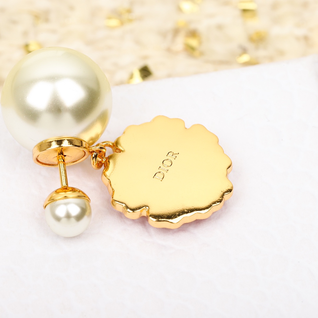 Dior four-leaf clover CD pearl earrings