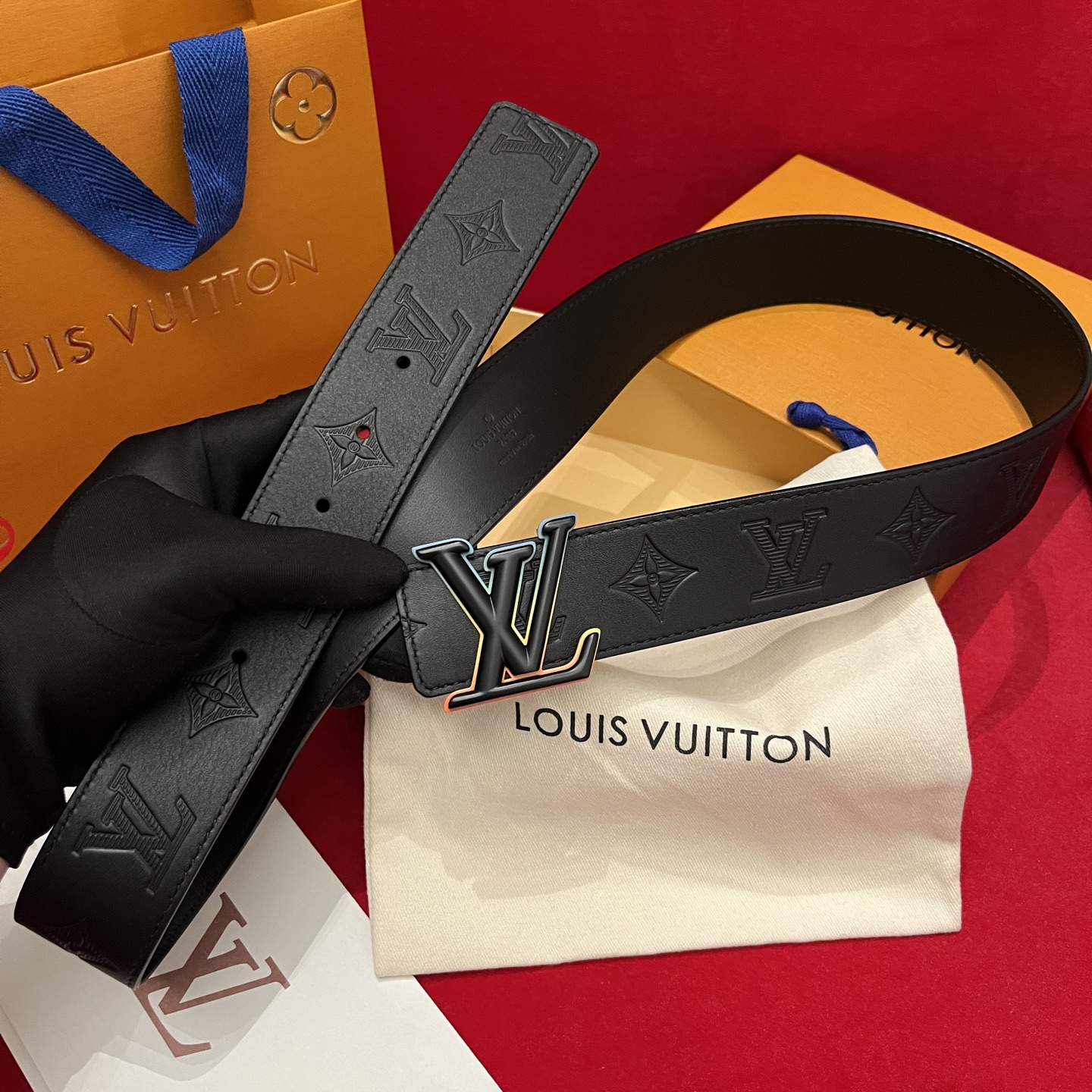 Louis Vuitton embossed leather men's belt, 4cm wide