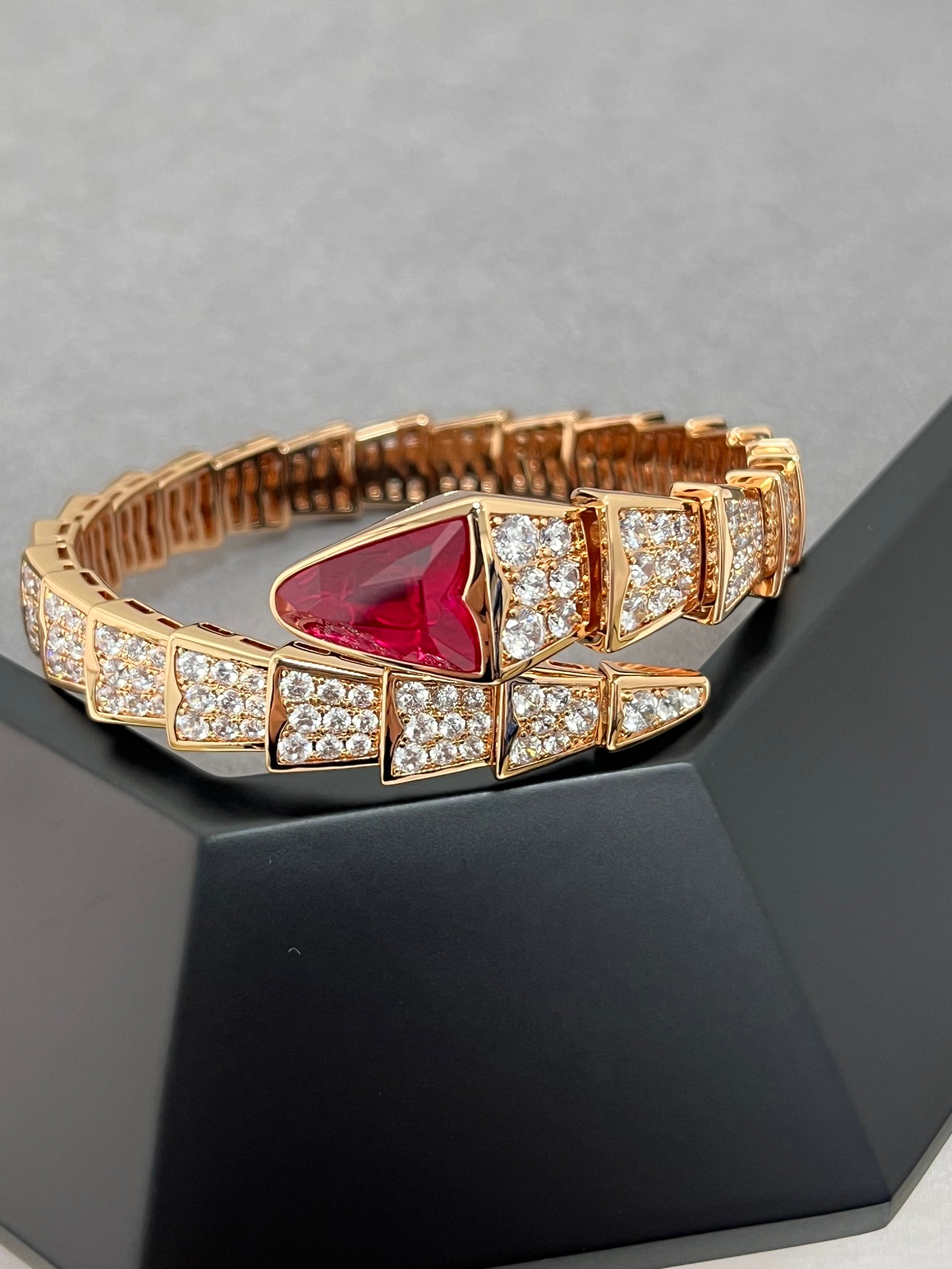 Bulgari ruby ​​snake bone full diamond bracelet