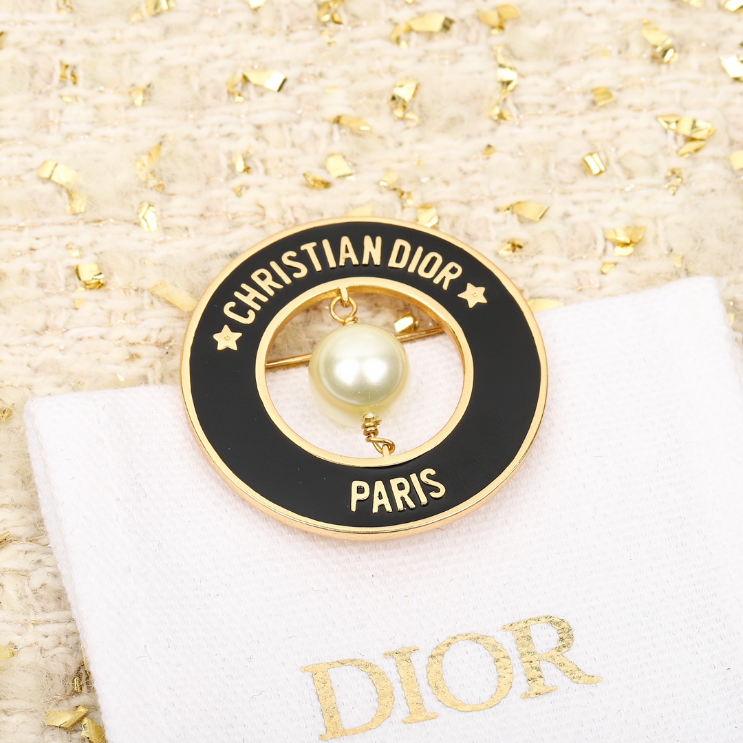 Dior black circle letter brooch
