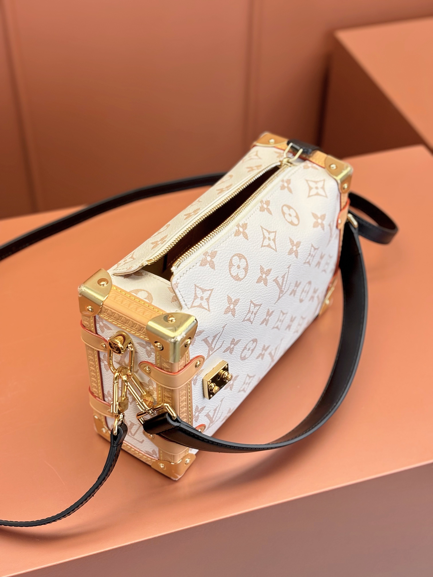 Louis Vuitton SIDE TRUNK Bag M46907