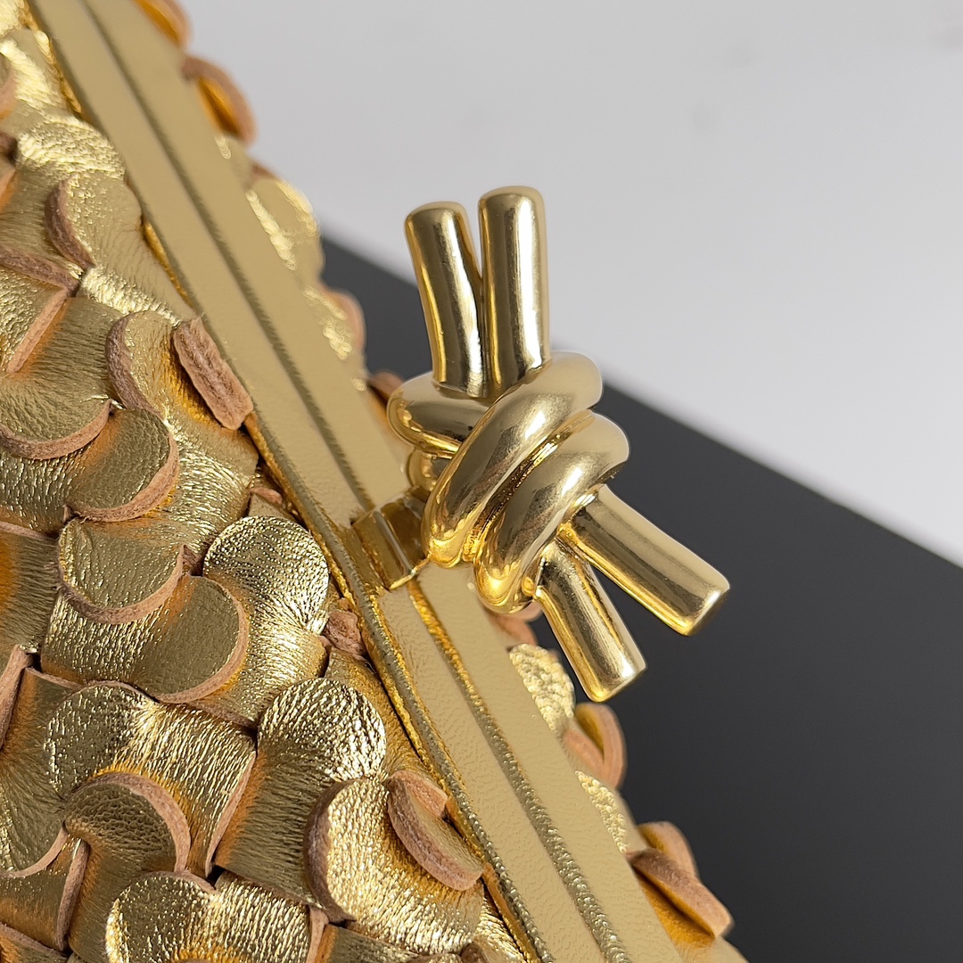 Bottega Veneta 24 Spring Fashion Petal Braided Evening Bag 717622