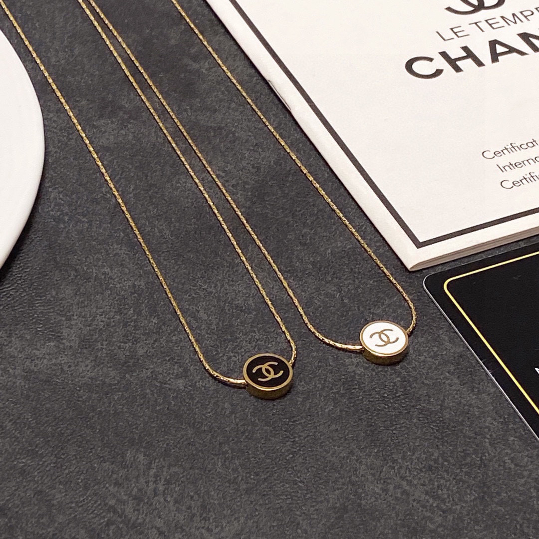 Chanel black and white two-sided thin necklace