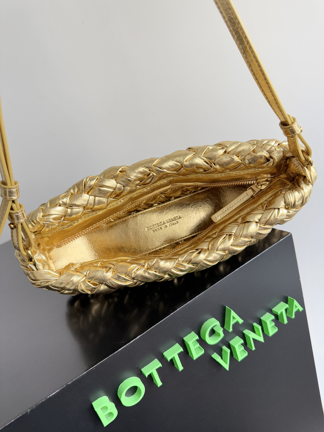 Bottega Veneta Kalimero cha cha woven handbag 785780