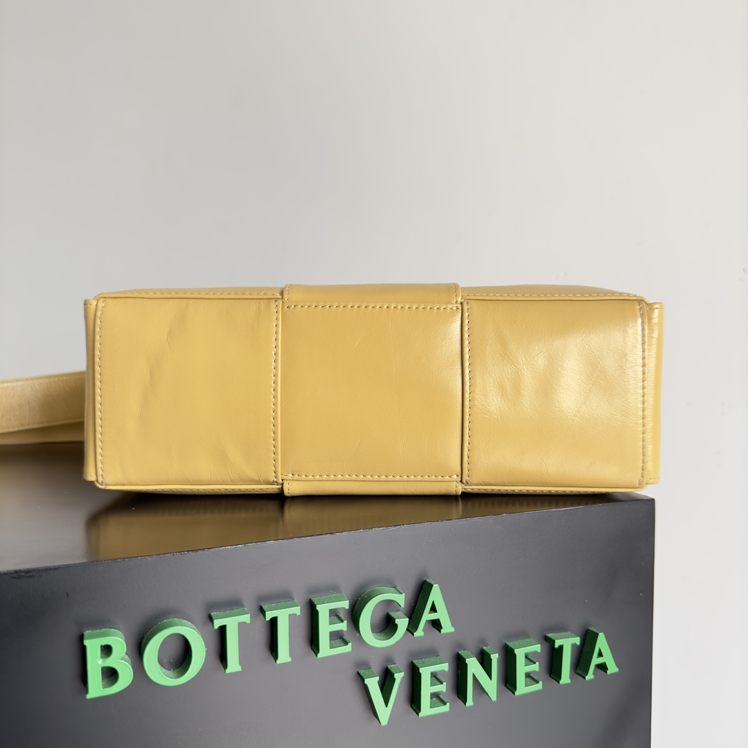 Bottega Veneta 2023 Early Spring Series Arco Camera Bag 731165
